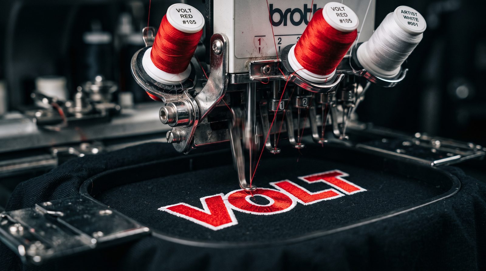 Máquina de bordar de varias agujas cosiendo un logo rojo